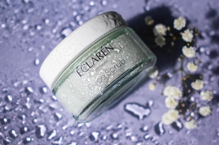 Éclarén: the Face Scrub jar beaded with water, gypsophila beside it