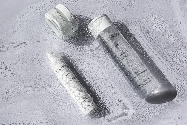 Éclarén: the care line under running water, drained to near monochrome