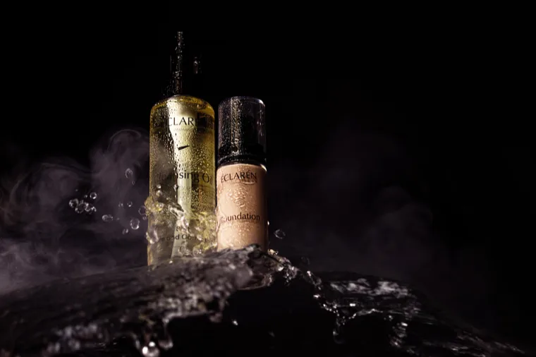 Éclarén: Cleansing Oil and Foundation in water and mist, hard side light