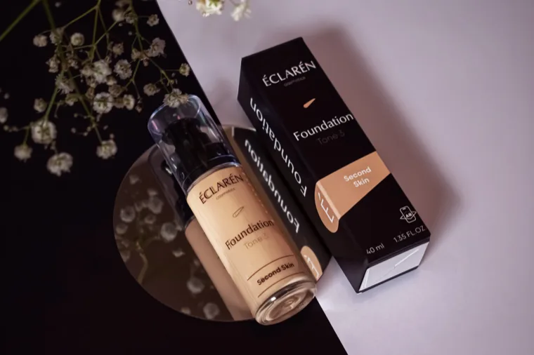 Éclarén: Foundation bottle and carton on the black-and-lilac split