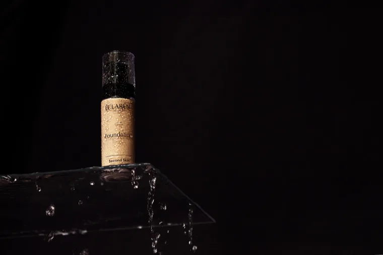 Éclarén: the Foundation on a wet black plinth, water running off the edge