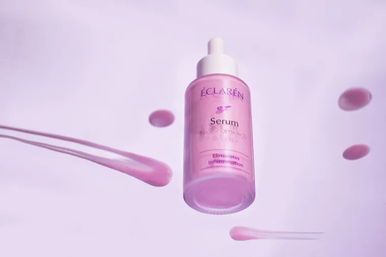 Éclarén: the Serum bottle suspended on lilac, smears of product around it