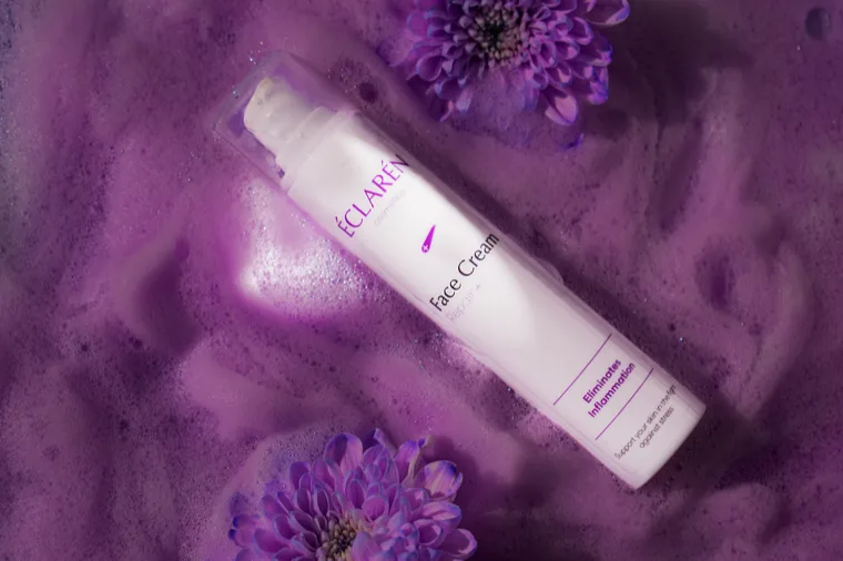 Éclarén: the Face Cream in purple foam between chrysanthemums